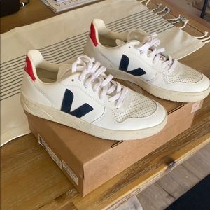 *****Like New Veja V-10 ******